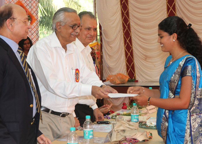Chairman Shri P P Chhabria awarding